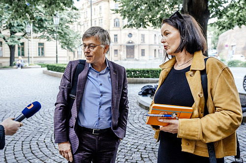 Generální ředitel České televize Hynek Chudárek přichází na jednání s premiérem...