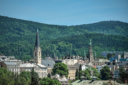Město Liberec, vlevo je Kostel svatého Antonína Velikého, vpravo liberecká...