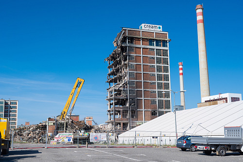Torzo vyhořelé 34. budovy chtějí architekti i památkáři částečně zachovat....