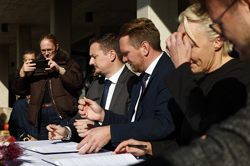 Politici v Brně v pátek dopoledne podepsali na náplavce koaliční smlouvu.(23....