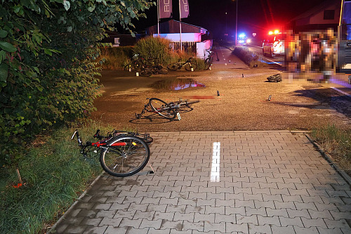 Srážku opilých cyklistů řeší policie, tři skončili se zraněním v nemocnici....