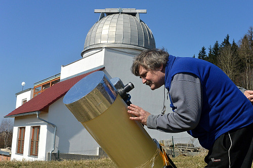 Jaroslav Jašek pozoruje částečné zatmění Slunce před svou observatoří v...
