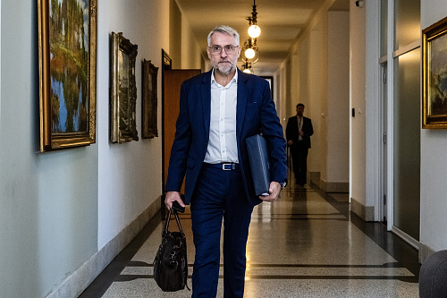 Ministr vnitra za ANO Lubomír Metnar přichází na schůzi vlády (26. října 2026)