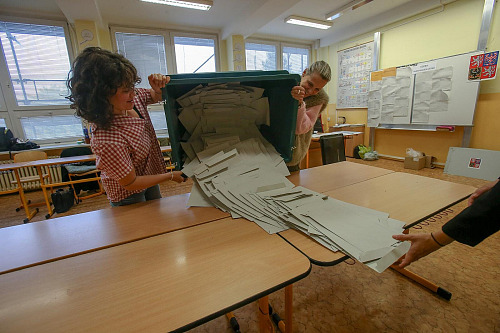 Vysypávání volební urny ve 13. ZŠ v Plzni (4. října 2025)