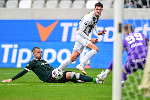 Jablonecký Filip Novák sráží ve skluzu míč před Tomášem Čvančarou z Hradce.