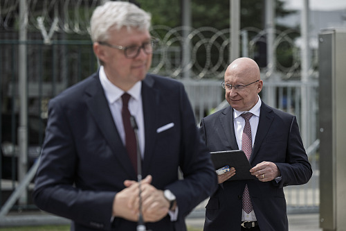Karel Havlíček a Daniel Beneš před Jadernou elektrárnou Temelín. (14. července...