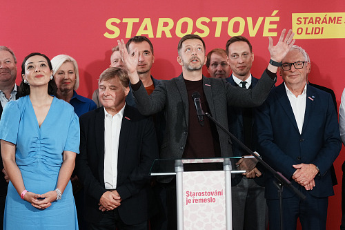 Volební štáb na Malostranském náměstí v Praze (Starostové). Na snímku Vít...