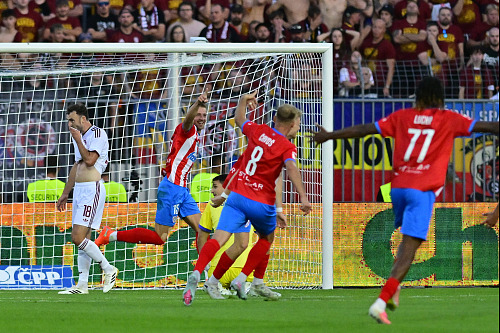 Daniel Vašulín slaví se spoluhráči ze Zbrojovky Brno úvodní gól proti Spartě.