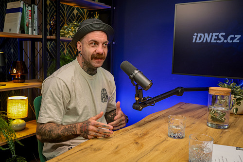Josef Hála při natáčení podcastu (19. října 2026)