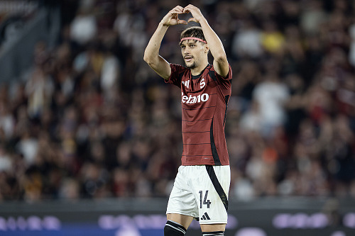 Veljko Birmančevič děkuje fanouškům po proměněné penaltě.