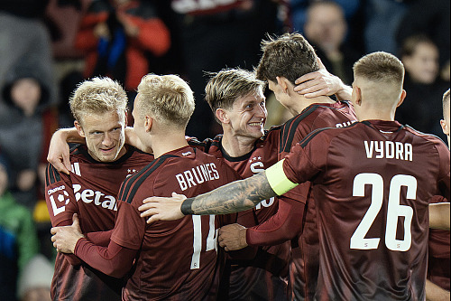 Sparťanští fotbalisté se radují z gólu Jaroslava Zeleného (vlevo).