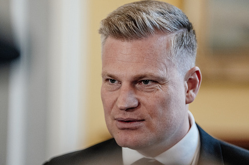 Filip Turek přichází na zasedání vlády, na které se bude mimo jiné projednávat...