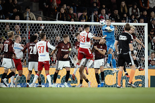 Sparťanský brankář Jakub Surovčík vyráží centr ze standardní situace v utkání...