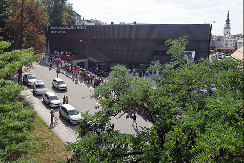 Pak se fanoušci přesunuli k zimnímu stadionu. (8. srpna 2026)