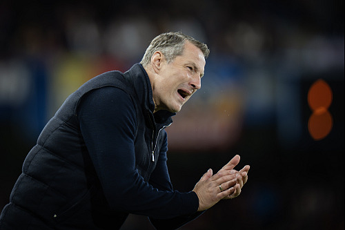 Sparťanský trenér Brian Priske během utkání proti Pardubicím