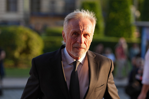 Mirek Topolánek dorazil na rozlučku s Jiřím Bartoškou. (20. května 2025)