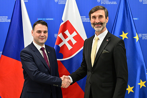 Nový český ministr zahraničí Petr Macinka (vlevo) se sešel se svým slovenským...