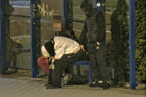 Dva mladíci okradli dvacetiletého muže, který s nimi popíjel v klubu a usnul na...