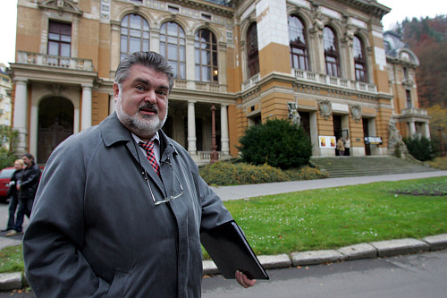 Věhlasný operní pěvec Peter Dvorský před karlovarskými Císařskými lázněmi
