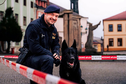 Policejní pes Umpalumpa a jeho parťák, policista Tom. (Říjen 2026)
