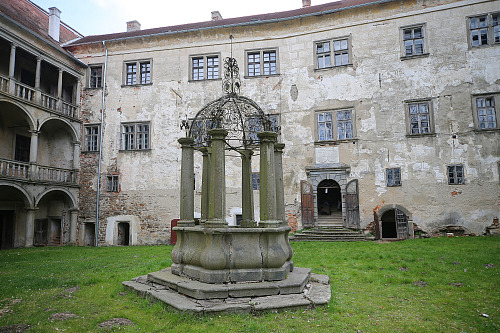 Výhledově se počítá i se zrestaurováním a přemístěním okrasné studny. Ta...