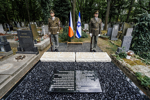 Slavnostní odhalení pamětního místa věnovaného  Chavivě Reikové a Raphaelu...
