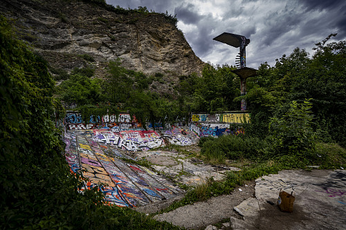 Zchátralé okolí Barrandovského mostu. (23. července 2026)