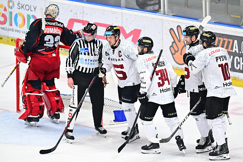 Sparťanský kapitán Filip Chlapík (uprostřed) v zápase s Hradcem Králové