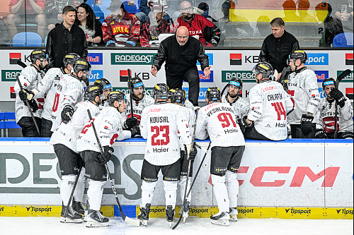 Sparťanský trenér Patrik Augusta (uprostřed) a jeho svěřenci