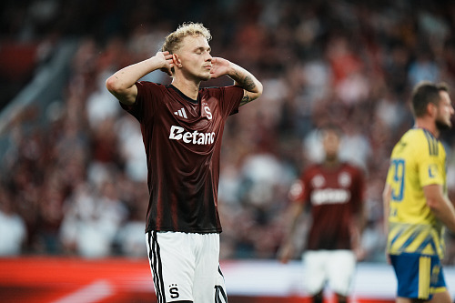Sparťanský záložník Adam Karabec slaví gól proti Zlínu.