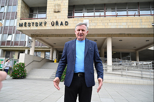 Happening proti zákazu školní akce před radnicí ve Vsetíně. Starosta Jiří...