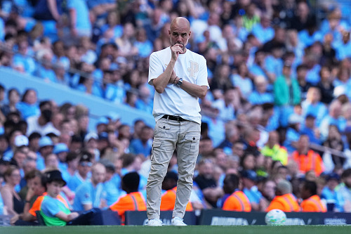 Zamyšlený trenér Guardiola během svého posledního zápasu na lavičce Manchesteru...