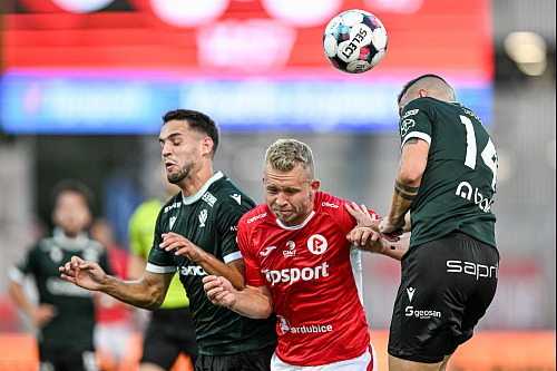 Pardubický Václav Drchal hlavičkuje proti jablonecké přesile.