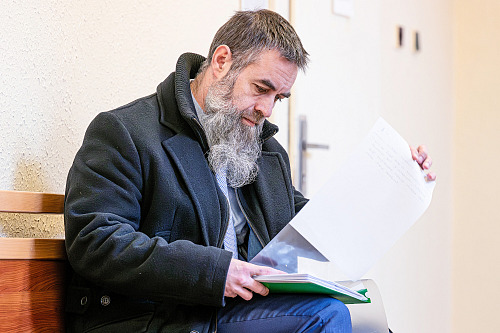 Bývalý prezidentův řidič Vojtěch Kopp u Okresního soudu v Náchodě (3. února...