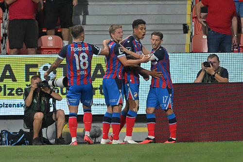Fotbalisté plzeňské Viktorie a jejich gólová radost.