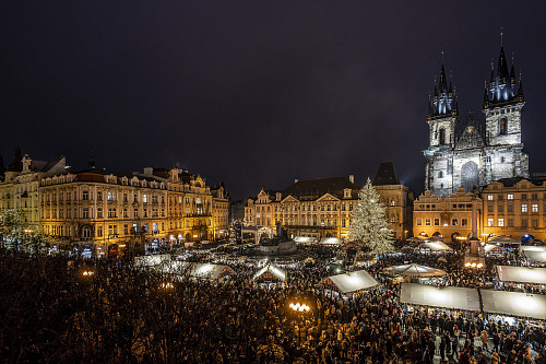 Staroměstské náměstí v sobotu odpoledne zaplnily tisíce lidí, kteří se přišli...