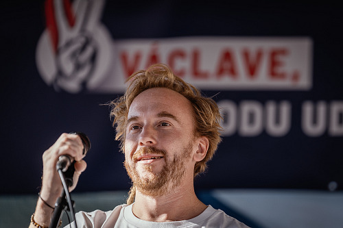 Na Staroměstském náměstí v Praze se z iniciativy spolku Milion chvilek sešli...