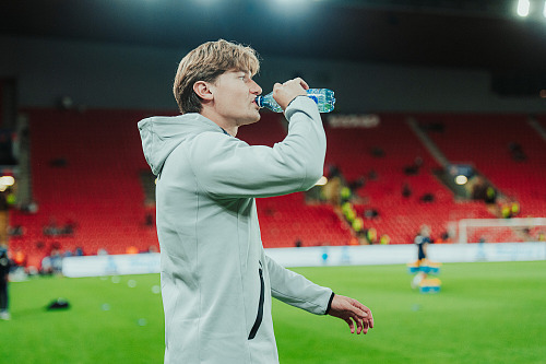 Čerstvý český reprezentant Ryan Naderi před zápasem s Anglií.