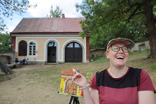Tvořivá Aneta Hrdličková vystavuje na telčském hřbitově a obrazy si zde také...