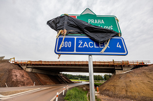 Stavba křižovatky u budované D11 u Královce na Trutnovsku (26. srpna 2026)