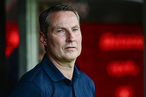 Sparťanský trenér Brian Priske před zápasem s Olympiquem Lyon ve třetím...