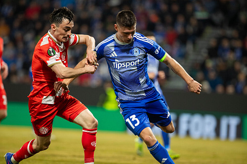 Olomoucký Jiří Sláma (vpravo) v akci proti Mohuči.