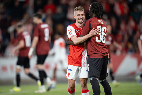 Michal Sadílek ze Slavie a Garang Kuol ze Sparty během derby