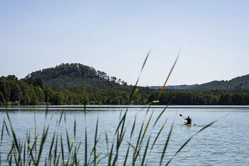 Hygienici zruĹˇili zĂˇkaz pro HamerskĂ© jezero, kvalita vody je pĹ™esto ĹˇpatnĂˇ