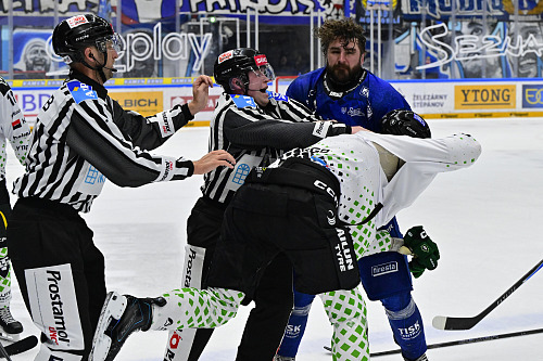 Luke Witkowski se rve s Vojtěchem Hradcem z Mladé Boleslavi.