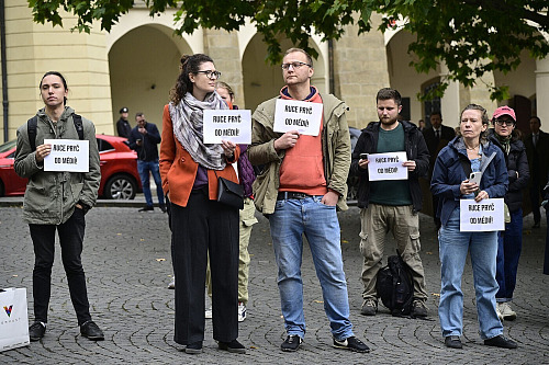 Lidé demonstrují na pražském Malostranském náměstí proti záměru vládní koalice...