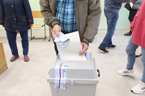 Komunální volby v místnosti Střední průmyslové školy na Benešově náměstí v...