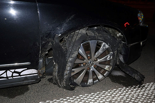 Opilý dvacetiletý cizinec řídil v Olomouci Volkswagen Passat s proraženými...