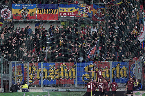 Fotbalisté Sparty slaví spolu s fanoušky gól Jana Kuchty v derby proti Slavii.
