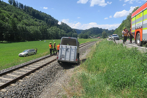 Přívěs pro převoz koní, který se za jízdy odpojil od auta, u Hanušovic následně...